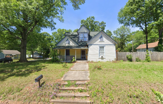 Cute 3 bedroom 1 bath house in historic Buena Vista district Athens, GA.