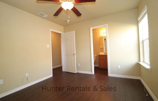 3 beds, 3 baths, $1,300, Unit Unit A