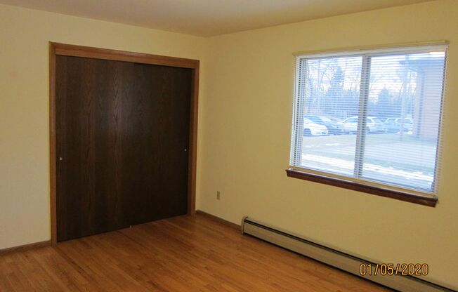 3 beds, 2 baths, $1,200, Unit 07