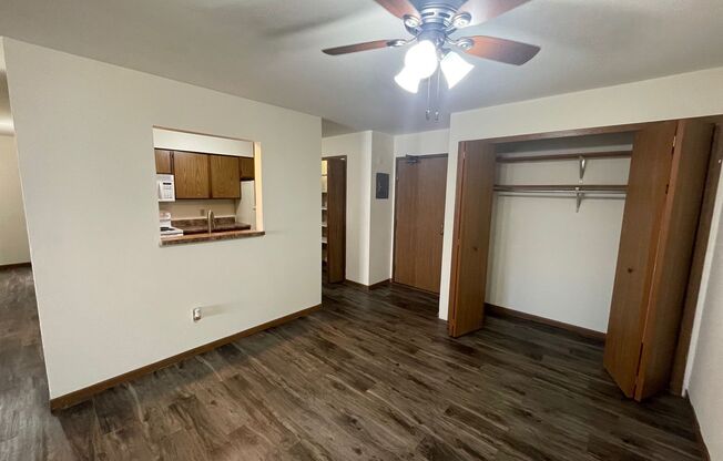 3 beds, 1 bath, 1,040 sqft, $1,695, Unit 3156-208