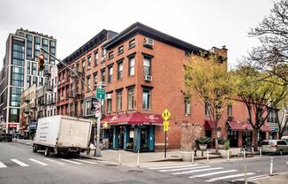 279 W 22 ST