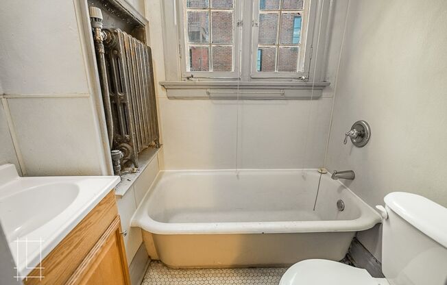 Studio, 1 bath, $915, Unit 29 W. 1st Ave Apt. 7