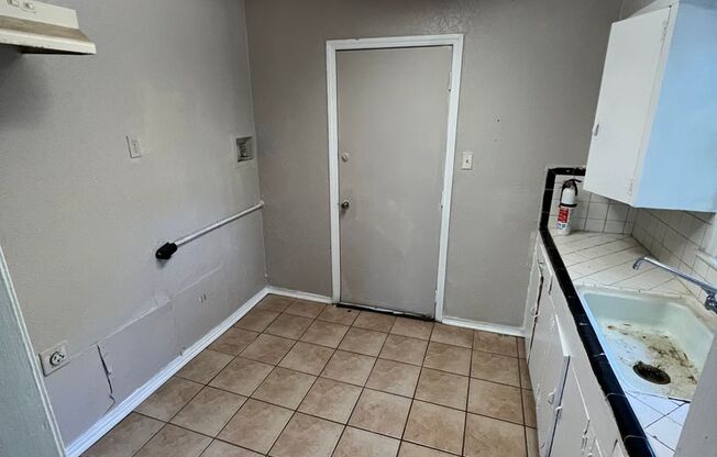 2 beds, 1 bath, $595