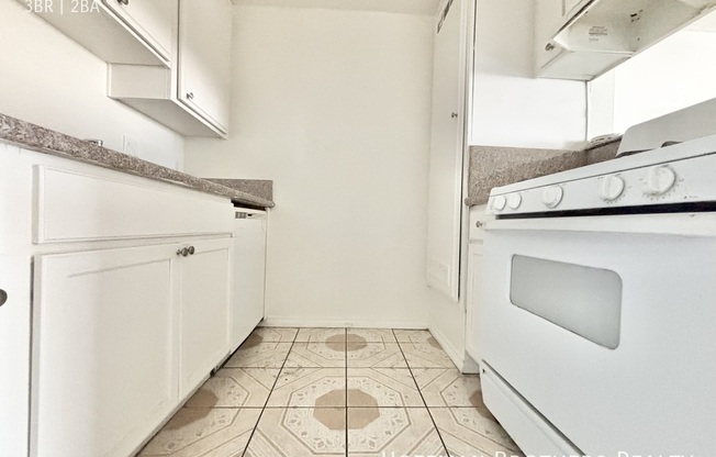 316 E Hyde Park Blvd Centinela