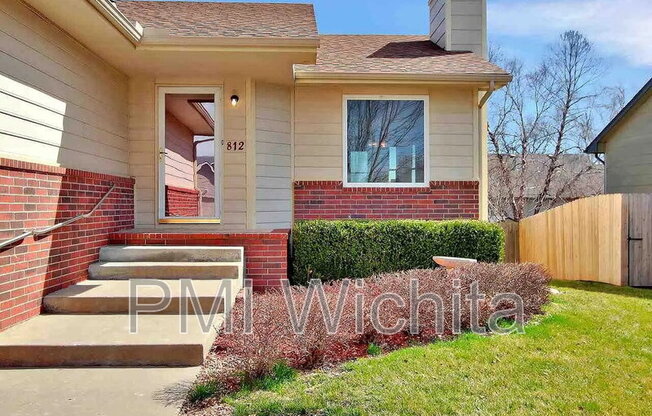 812 S RED OAKS CIR