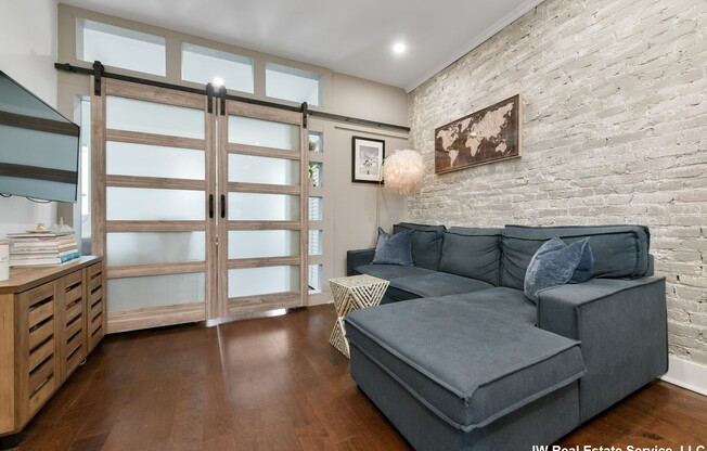 27 SWALLOW ST