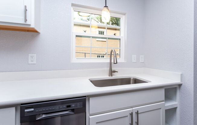 Charming Updated Cottage – 2 Bed, 1 Bath!!