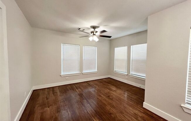 Adorable 2/1/1 Craftsman Bungalow in Angleton!