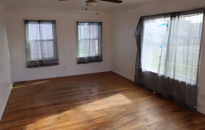 3 beds, 1 bath, $1,450, Unit #A