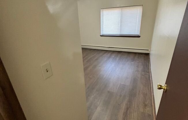 2 beds, 1 bath, 800 sqft, $999, Unit Custer-302