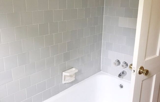 2 beds, 1 bath, 800 sqft, $1,695, Unit A12