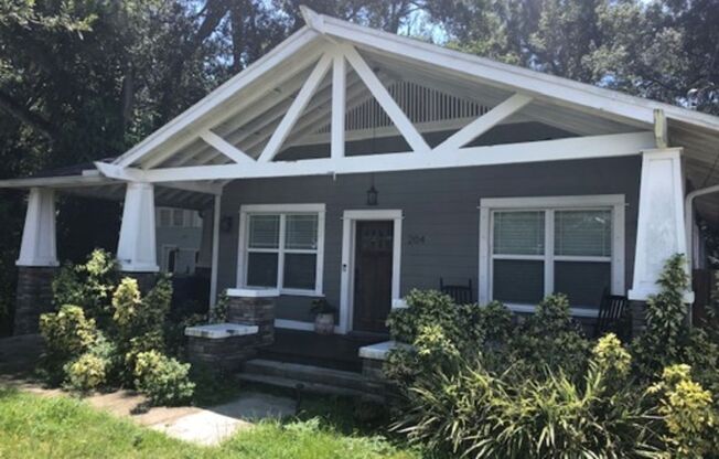 South Seminole Heights Bungalow w/ Spacious Open Concept, Like New!