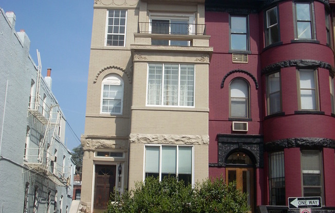 Lovely Renovated 1 Bed 1 Bath Unit in converted Rowhouse in DuPont Circle AVAILABLE NOW