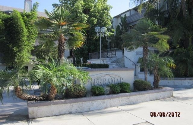 NEWLY REMODELED MODERN CONDO! LAUNDRY IN UNIT, POOL, GYM