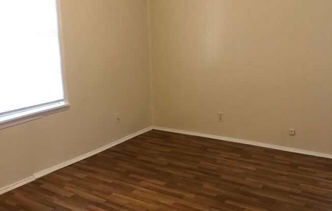 3 beds, 1 bath, $800