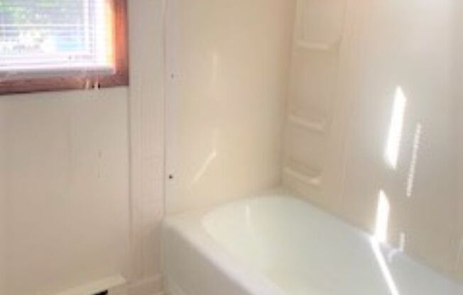 2 beds, 1 bath, 903 sqft, $1,210, Unit I-5