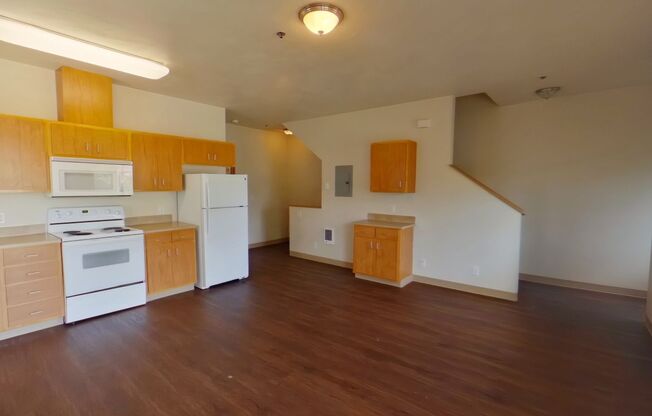 4 beds, 2 baths, $3,200, Unit 16