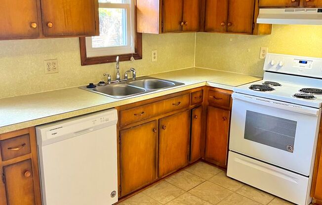 2 beds, 1 bath, 903 sqft, $1,170, Unit J-4