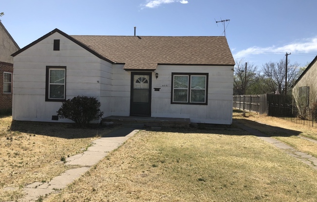 CUTE 2 BEDROOM/ 1 BATHROOM/ LARGE FENCED BACKYARD w/ STORAGE! OFF HISTORIC ROUTE 66!!!