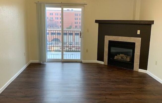 1 bed, 1 bath, 704 sqft, $1,525, Unit 712