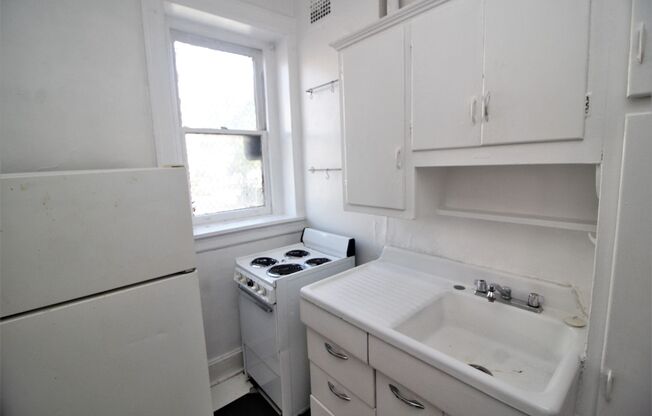 1 bed, 1 bath, 2 sqft, $800, Unit #104