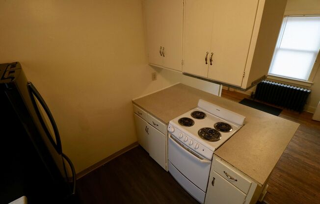Two bedroom apartment near engineering and science buildings, 4 blocks from campus