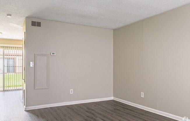 2 beds, 1.5 baths, 976 sqft, $1,300, Unit 400E