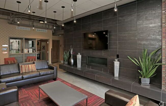 3 beds, 2 baths, 1,050 sqft, $2,200, Unit 404