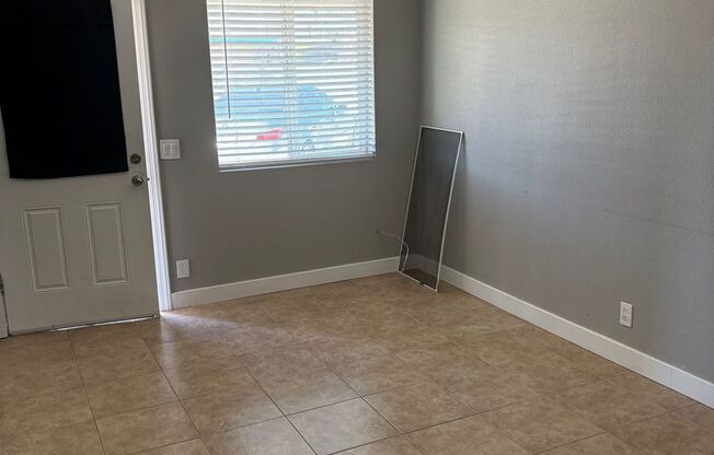 updated 2 bedroom Tempe apartment / 1st month Free move in special
