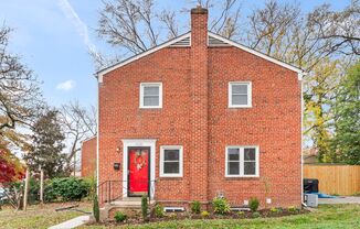 Bright 2BR/2BA Home with Private Backyard in Alexandria