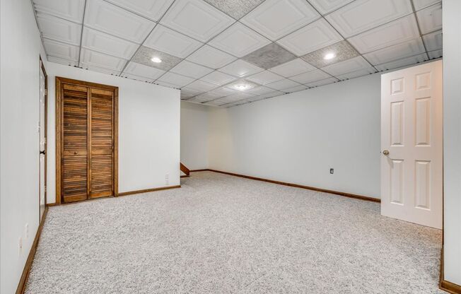 River Hills: 3 BR with 2 Full & 2 Half Baths
