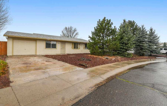 Great location, 3 bedroom 1 bath home near the Elementary school in Williams AZ.