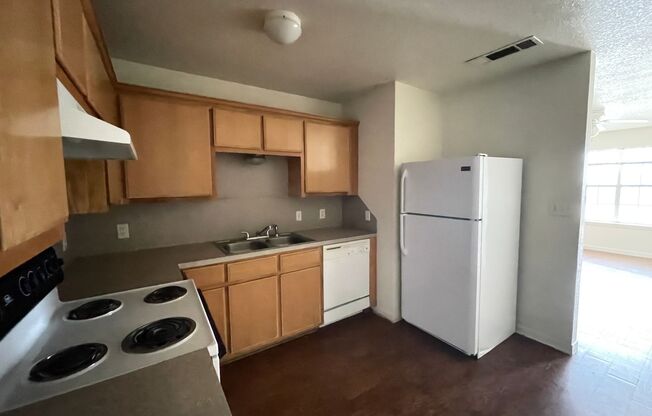 3 beds, 2 baths, 1,199 sqft, $925