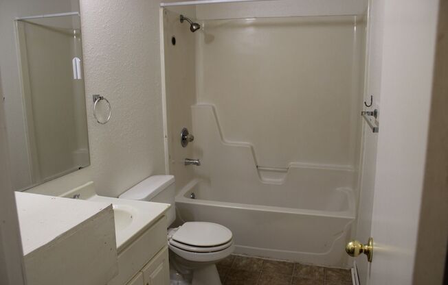 1 bed, 1 bath, $525, Unit Eleventh 728 W. #D