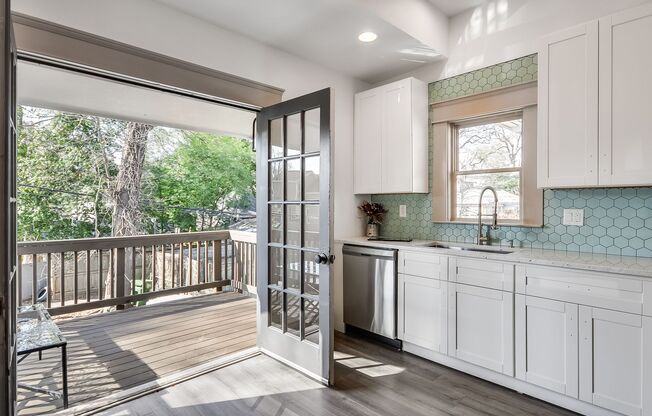 $400 Move In Special: Beautifully Updated Midtown Studio Apartment Walking Distance to Piedmont Park!
