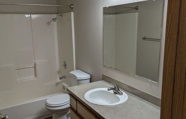 2 beds, 2 baths, 950 sqft, $1,350, Unit 24