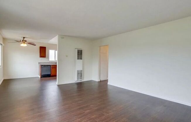 2 beds, 1 bath, $2,200, Unit 3827-10