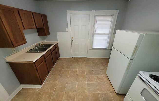 Studio, 1 bath, $1,400, Unit 10-3 Orange