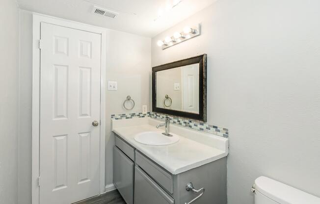 2 beds, 1 bath, 886 sqft, $995