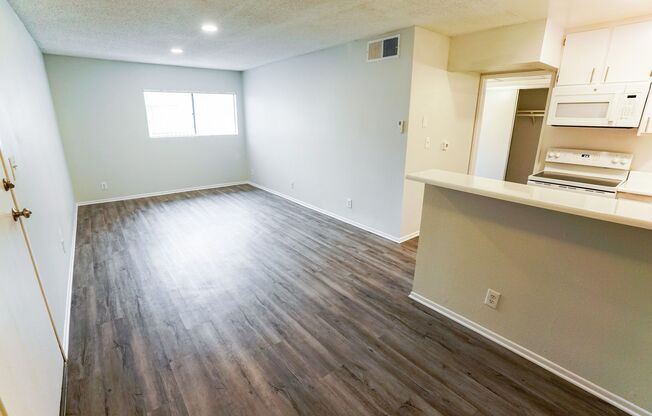 1 bed, 1 bath, 695 sqft, $1,698, Unit 215