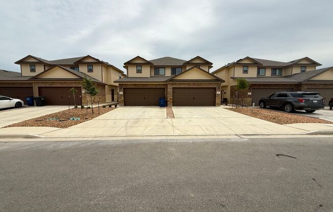 3bd/2.5ba Two-Story Duplex in Prime Location