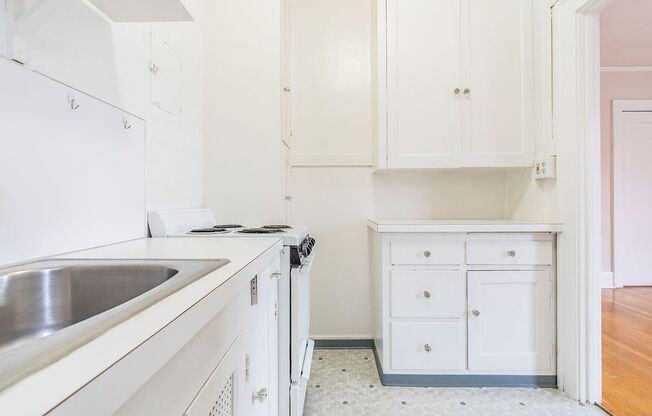 Studio, 1 bath, 420 sqft, $1,395, Unit 116