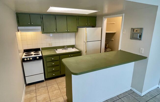 First Floor 1BD/1BA Apartment off Curry Ford in Henley Park Apartments!