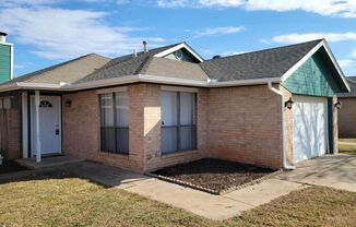 Great Home in Moore Schools & Close & Convenient to Highways & Shopping!!!