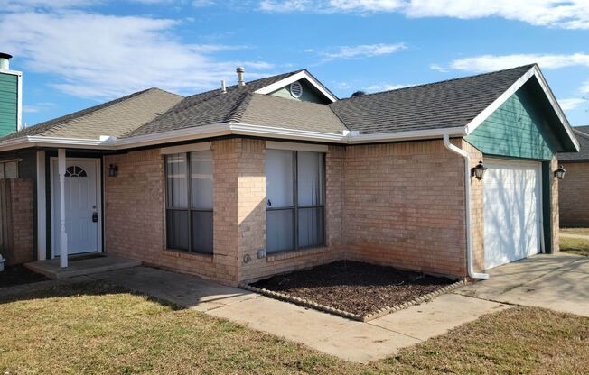 Great Home in Moore Schools & Close & Convenient to Highways & Shopping!!!