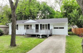 RENT SPECIAL - Beautiful 3 Bed 1.5 Bath Home in Overland Park!