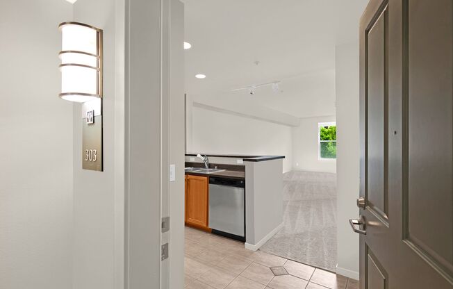 Large 1 Bedroom with Built in Office Nook - Garage Parking