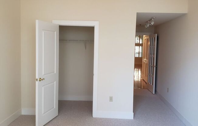 Spacious 2 bedroom 2 bathroom 2000+ Sq Ft - Grove Arcade Residences Downtown Asheville