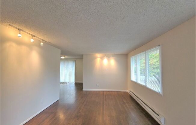 Available Charming 2BD, 1BA Shoreline Ridgecrest Cottage