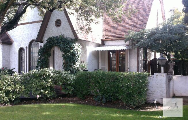 Beautiful 3 Bedroom home located in the Historical Fresno High School area!